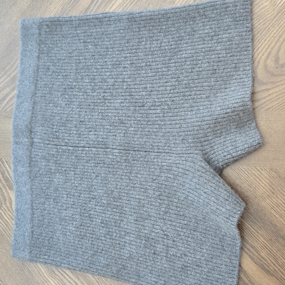 Alo Yoga Cashmere Ribbed Staycation Short NWOT in cozy grey heather sz SMALL - Picture 4 of 4